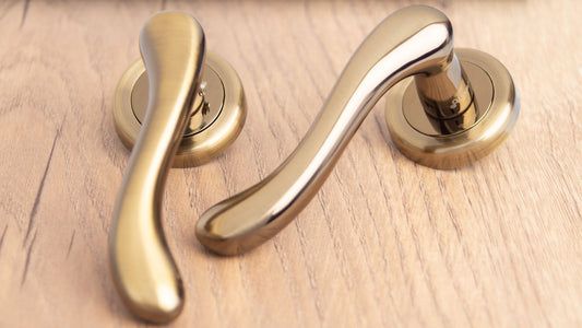 SONNATO BARI MAHOGANY LEVER ON ROSE HANDLES